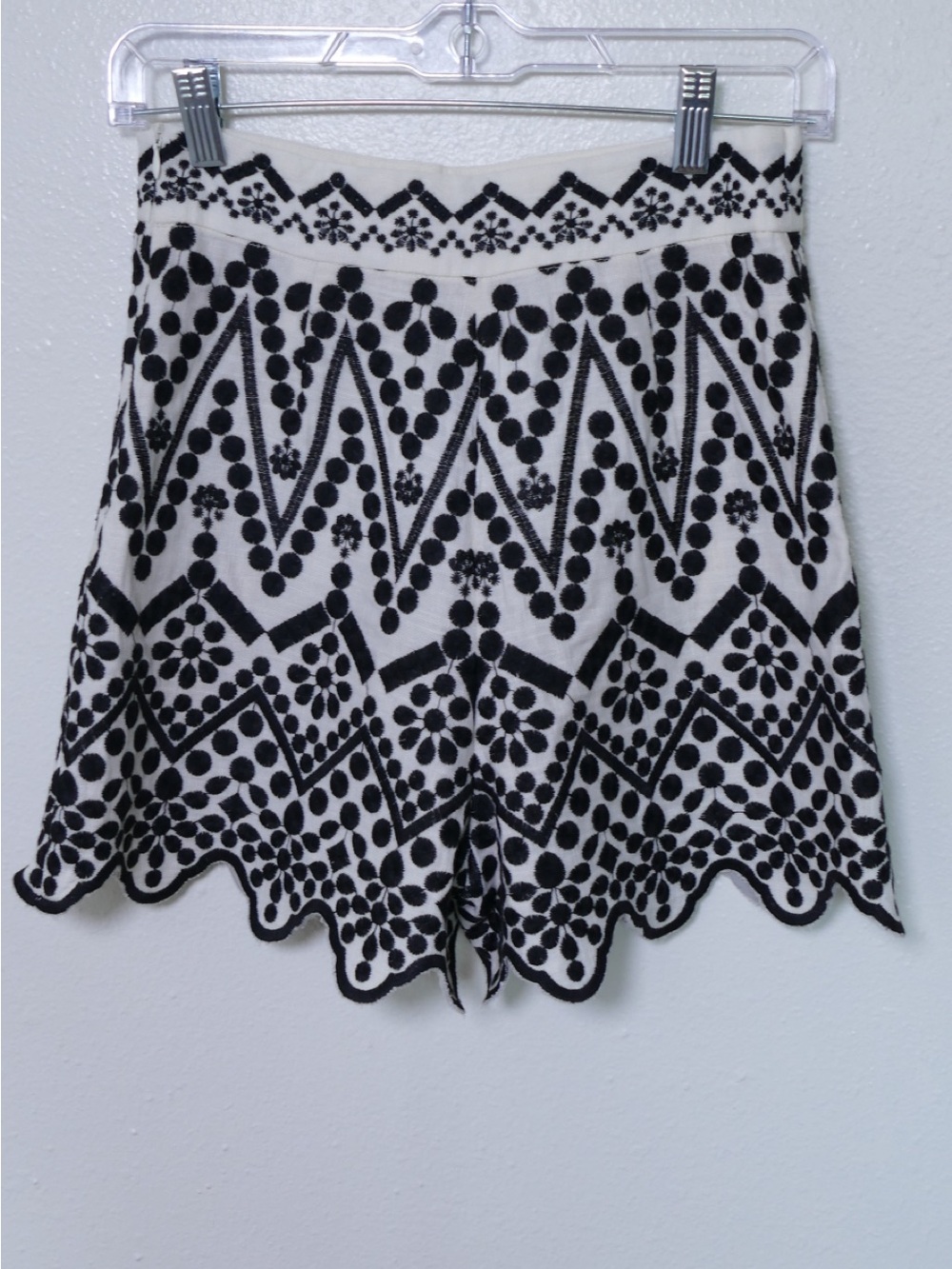 Zara Embroidered Linen Blend Shorts Women’s XS Black White Scalloped